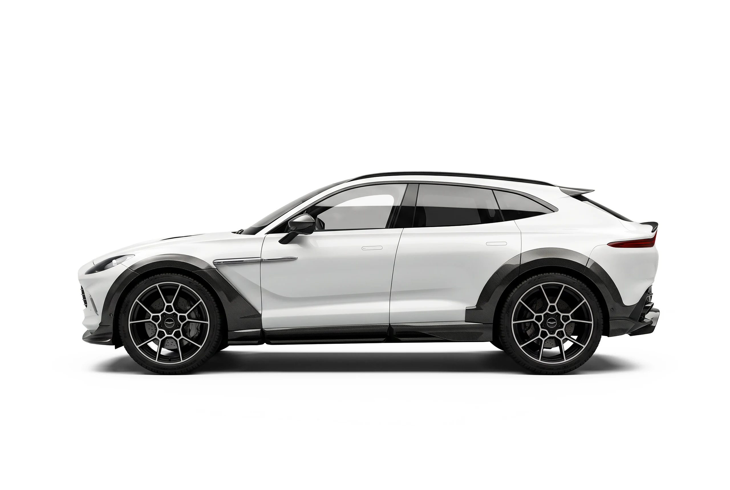 Aston Martin DBX มุมเฉียง ติดตั้งชุดแต่งคาร์บอนไฟเบอร์ PAKTECHZ