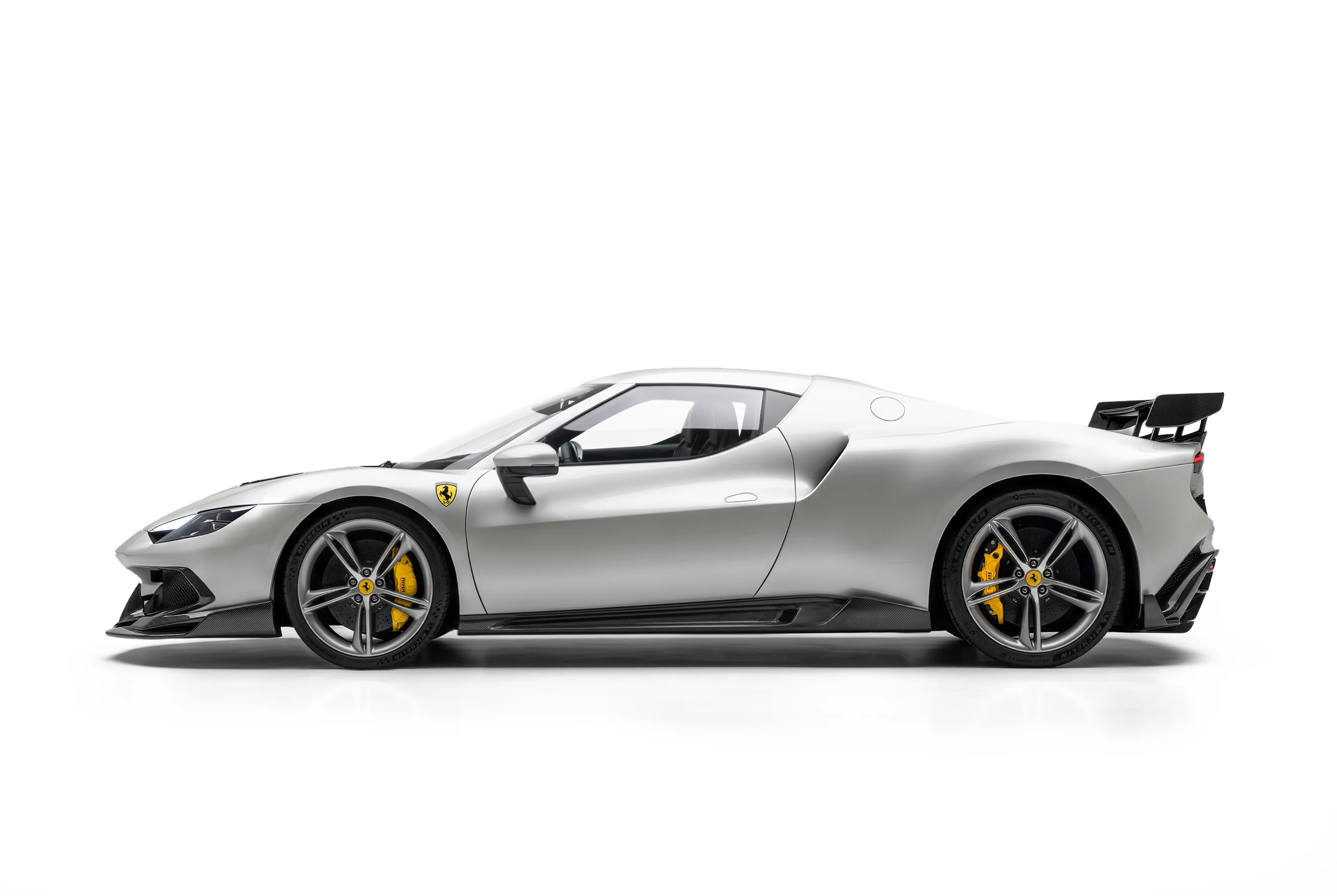มุมท้าย Ferrari 296 GTS พร้อมดิฟฟิวเซอร์คาร์บอนไฟเบอร์ PAKTECHZ