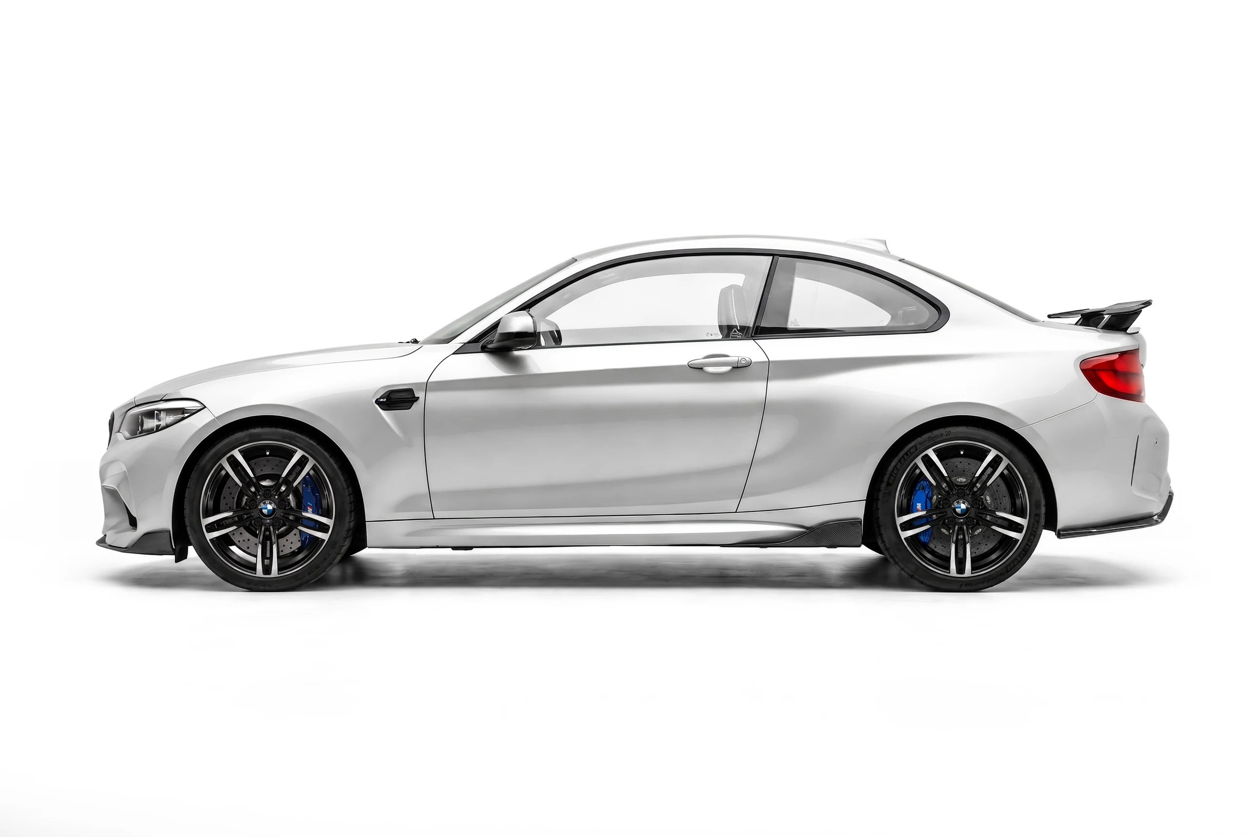 BMW M2 F87 มุมข้าง ติดตั้งสเกิร์ตข้างคาร์บอนไฟเบอร์ PAKTECHZ