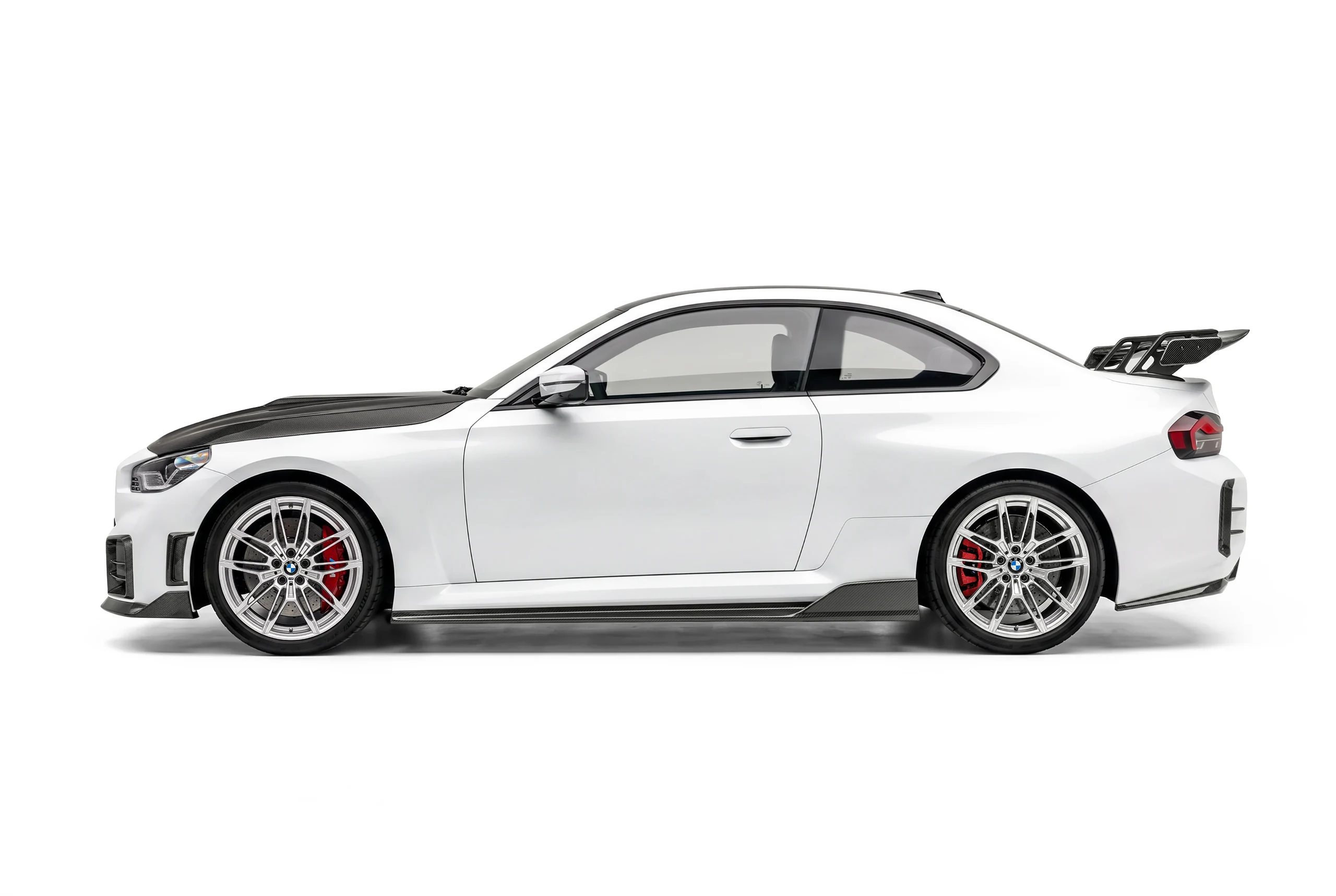 BMW M2 G87 มุมท้ายเฉียง ติดตั้งชุดแต่ง Ver.2 คาร์บอนไฟเบอร์ PAKTECHZ