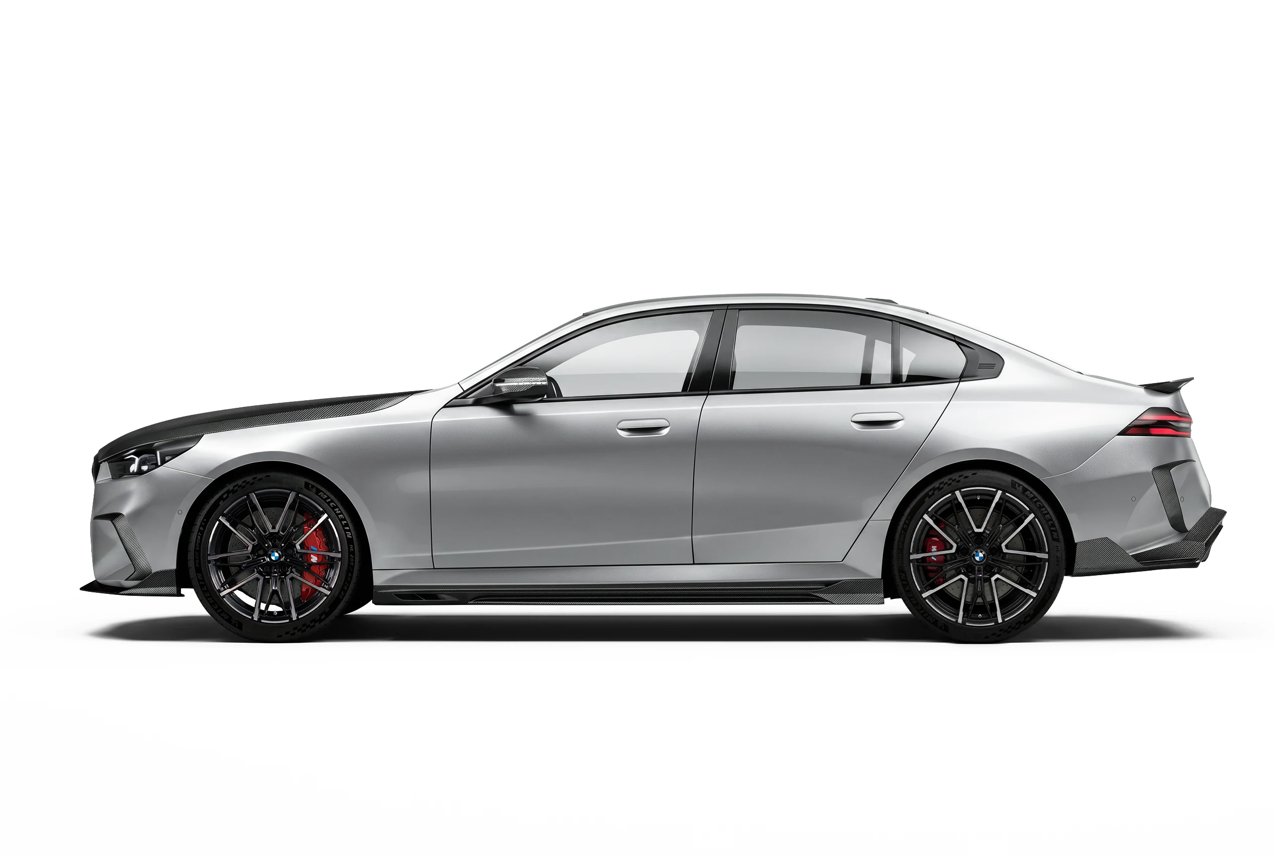 BMW M5 G90 มุมท้ายเฉียง ติดตั้งชุดแต่งคาร์บอนไฟเบอร์ PAKTECHZ