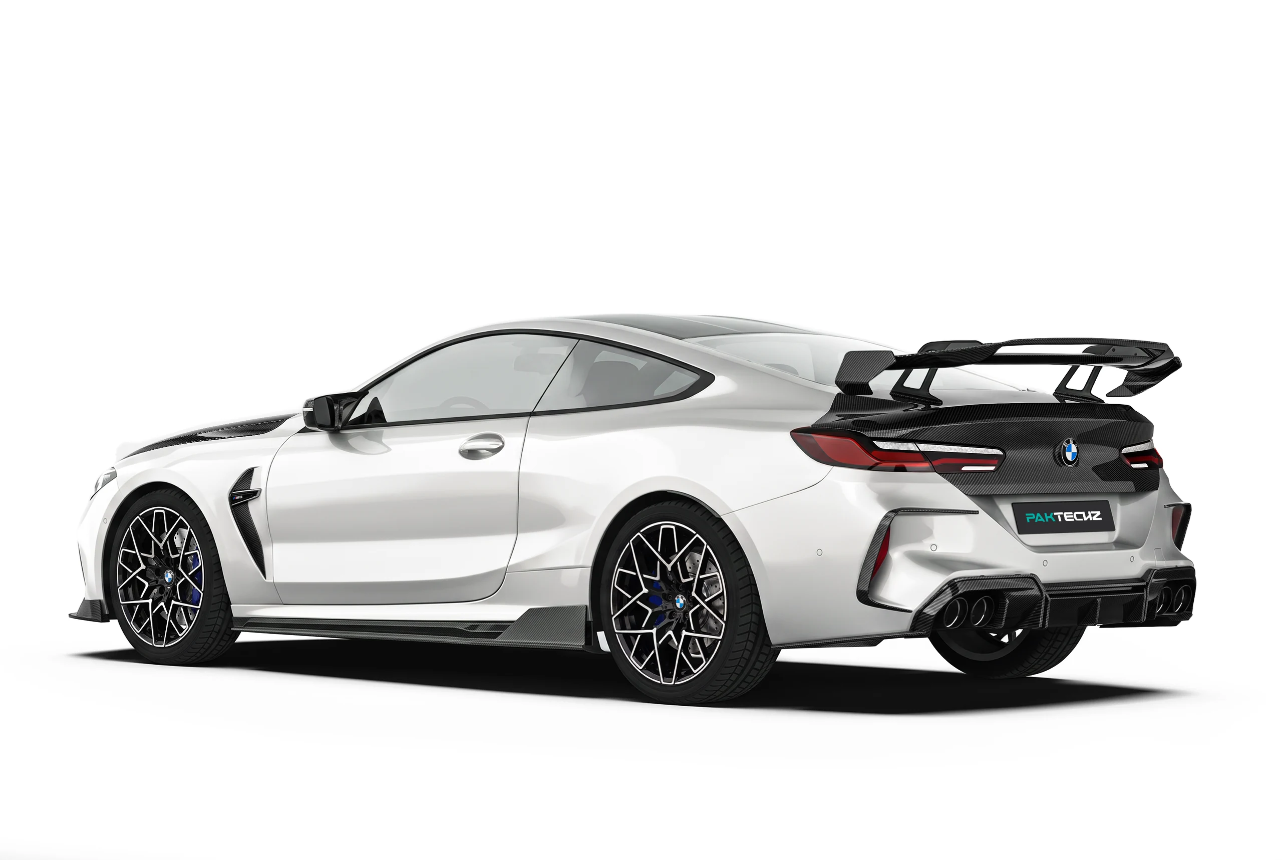 BMW M8 มุมท้ายเฉียง ติดตั้งชุดแต่งคาร์บอนไฟเบอร์ PAKTECHZ
