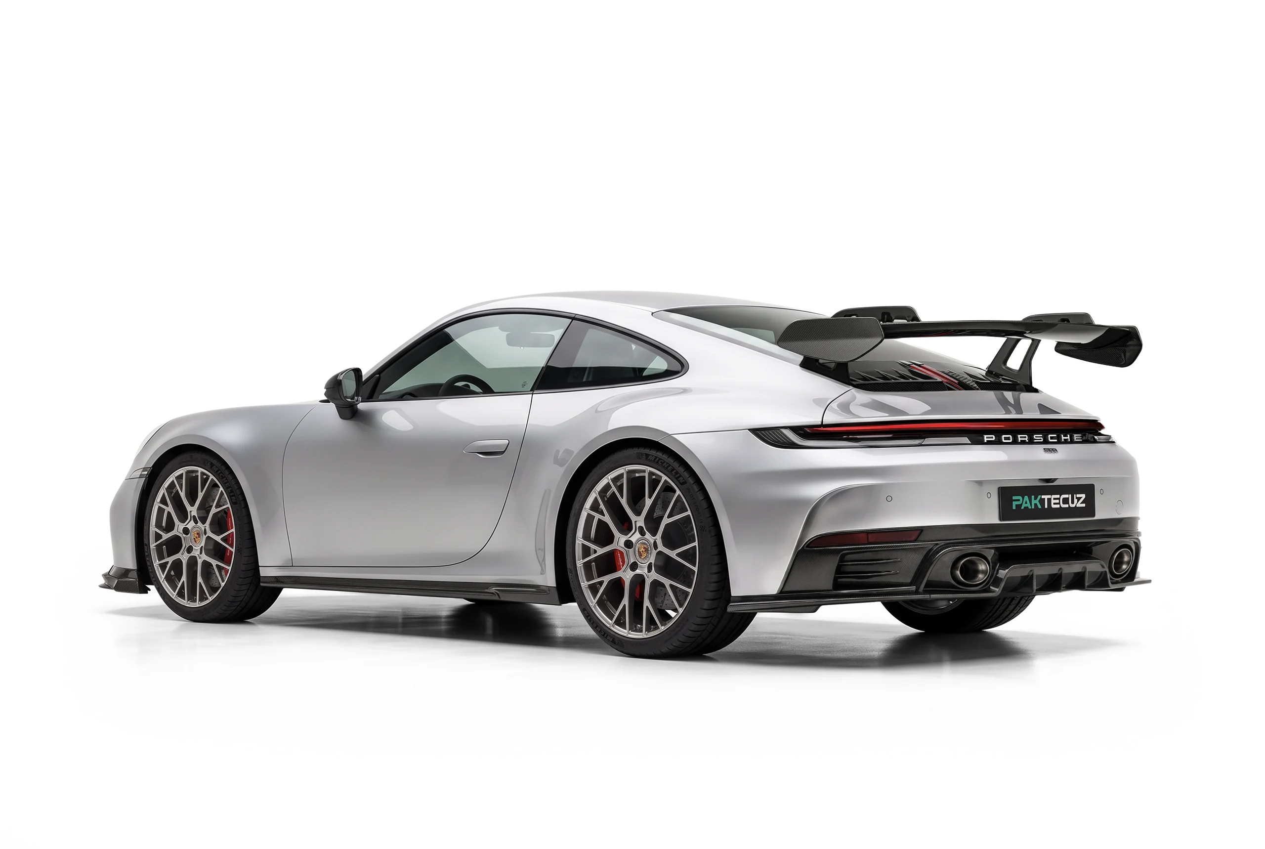 มุมท้าย Porsche 911 992.2 พร้อมดิฟฟิวเซอร์คาร์บอนไฟเบอร์ PAKTECHZ