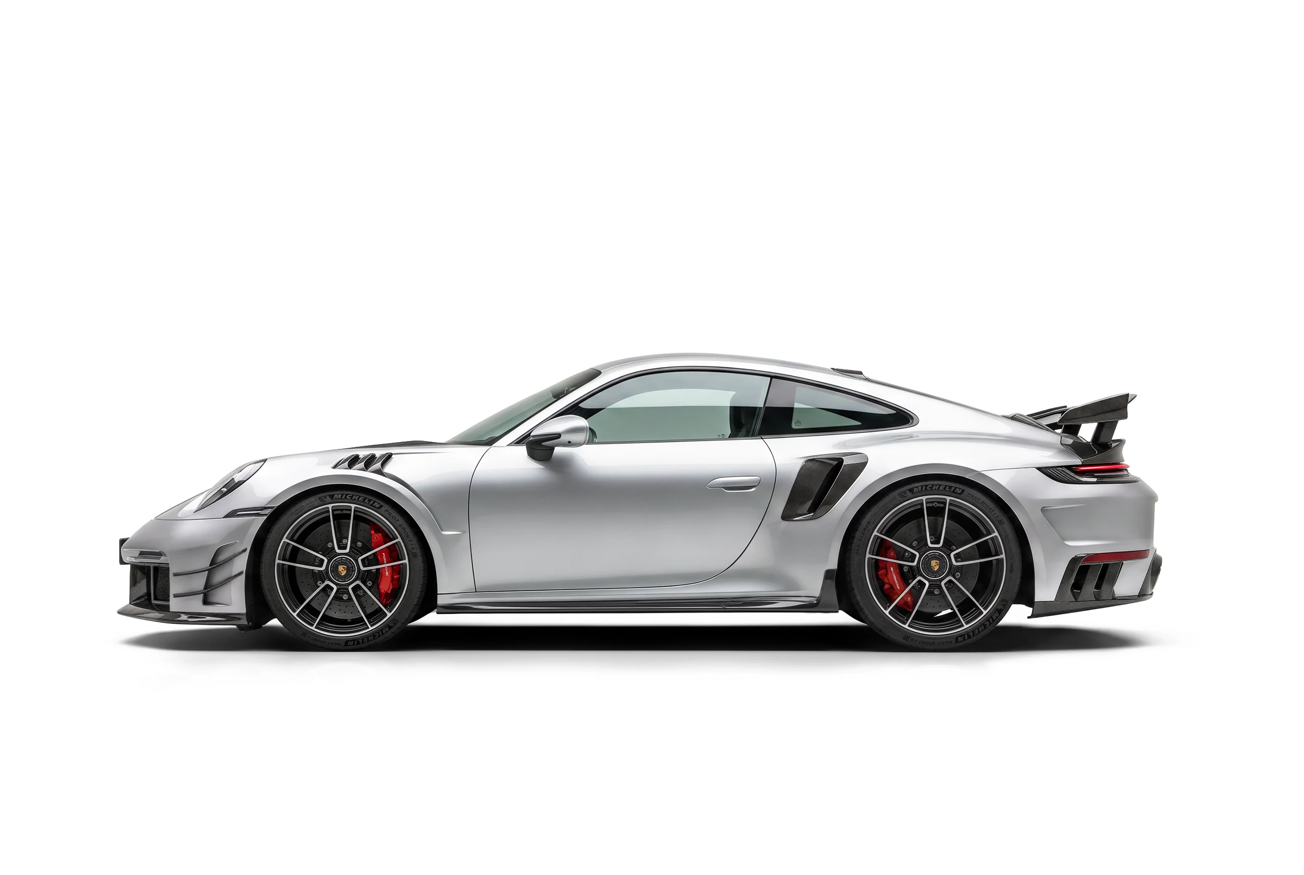 มุมท้าย Porsche 992 Turbo S พร้อมดิฟฟิวเซอร์คาร์บอนไฟเบอร์ PAKTECHZ