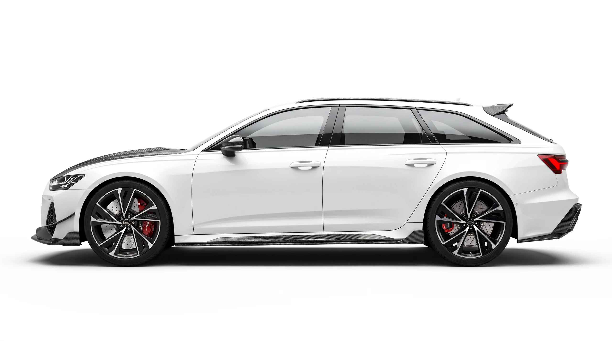 Audi RS6 C8 มุมด้านข้าง ติดตั้งชุดแต่งคาร์บอนไฟเบอร์ PAKTECHZ
