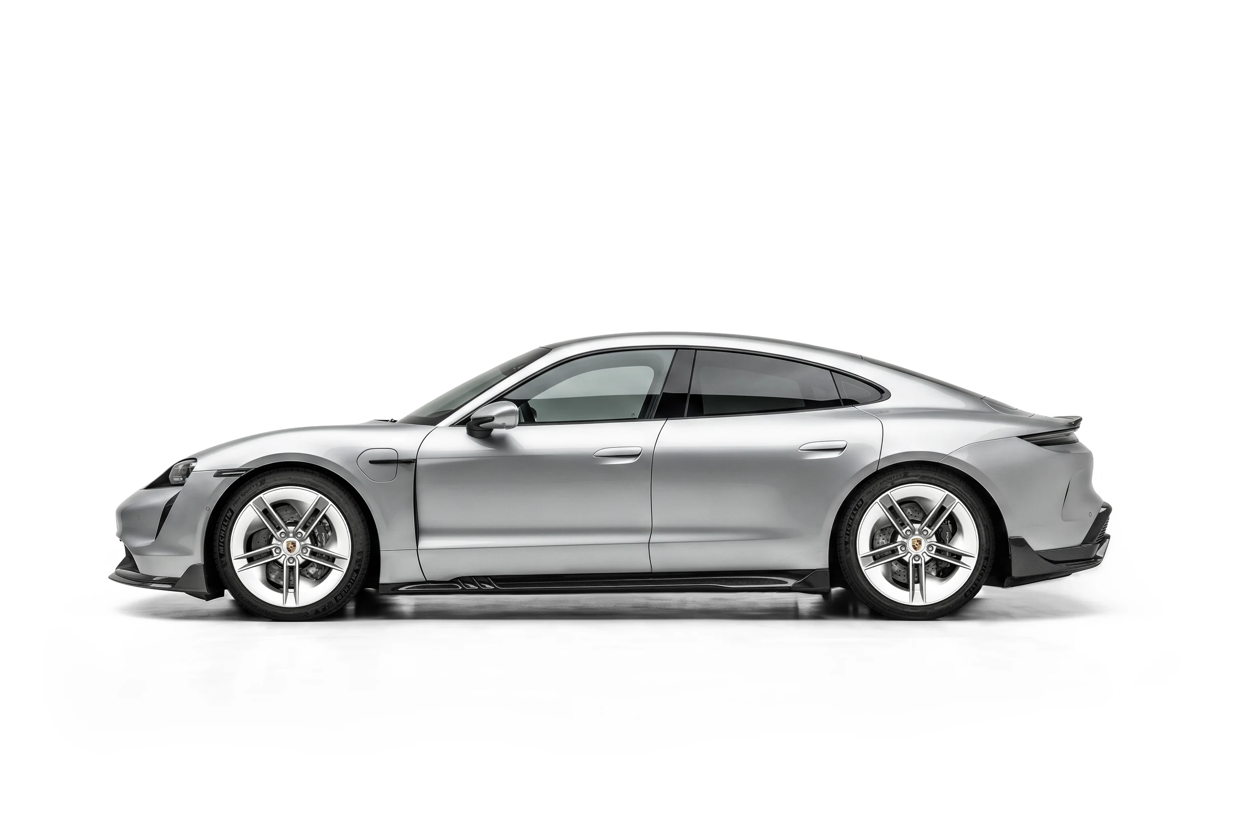 มุมท้าย Porsche Taycan 2025 พร้อมดิฟฟิวเซอร์คาร์บอนไฟเบอร์ PAKTECHZ