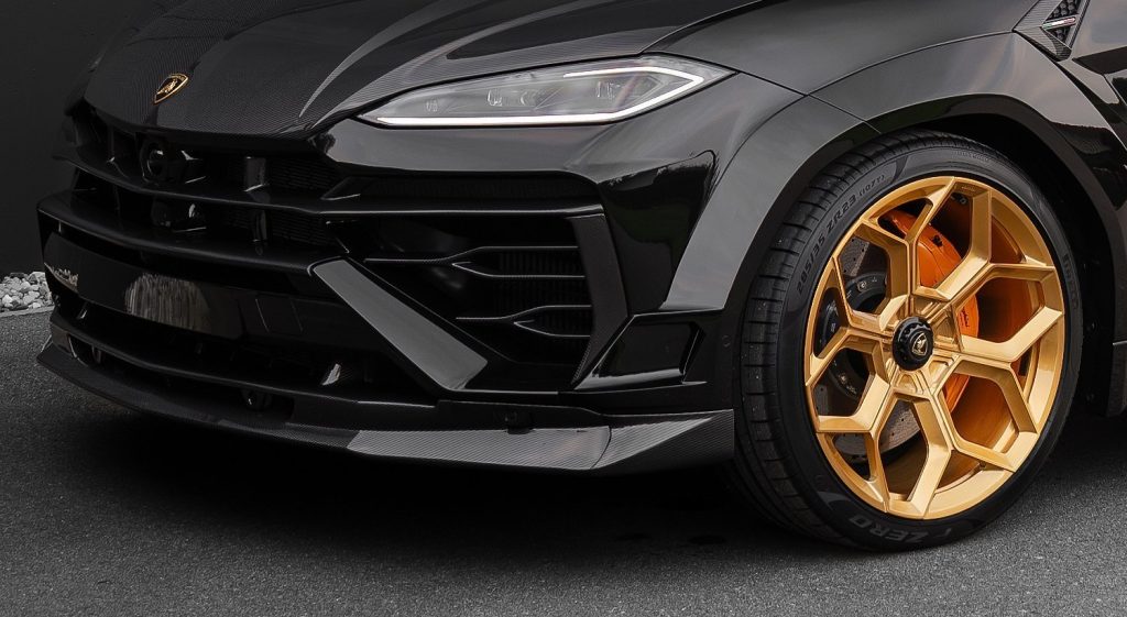 ชิ้นเสริมกันชนหน้า ชิ้นต่อ คาร์บอน Lamborghini Urus SE Novitec