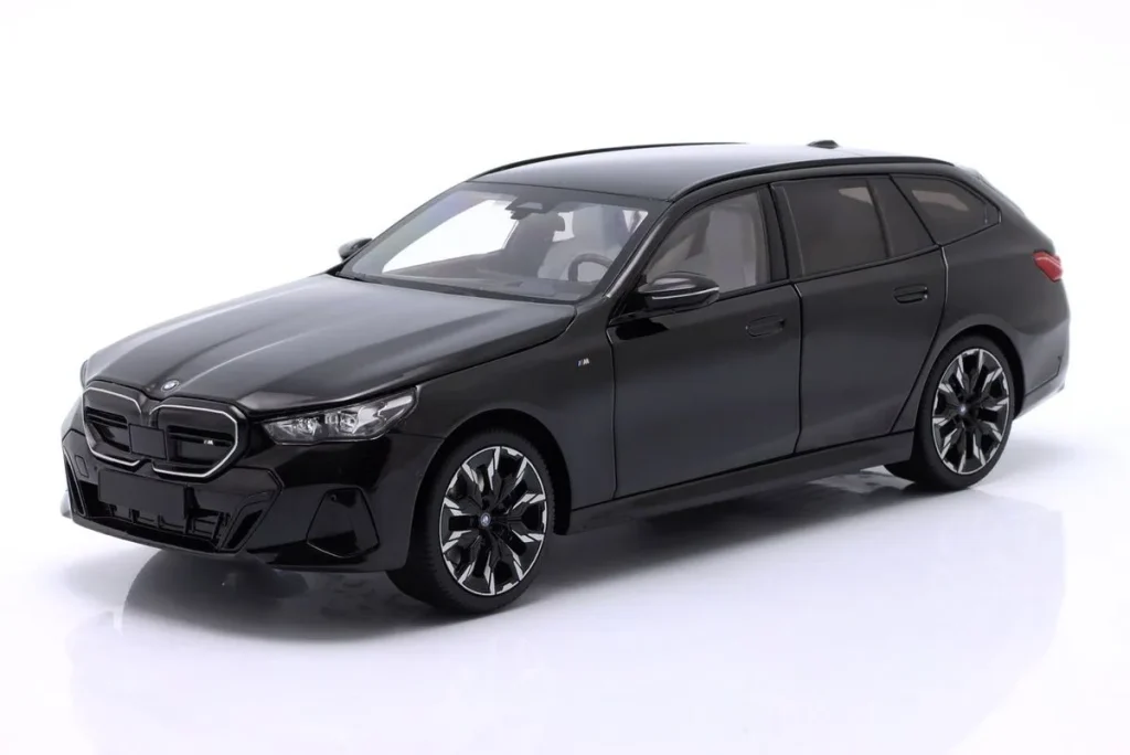 โมเดลรถ 1:18 BMW i5 M60 Touring ปี 2024 สีดำเมทัลลิก Minichamps