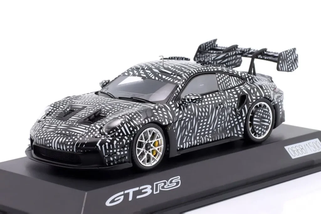 车型 1:43 Porsche 911 (992) GT3 RS 含 Manthey-Kit 年 2024 黑色 / 白色 Spark