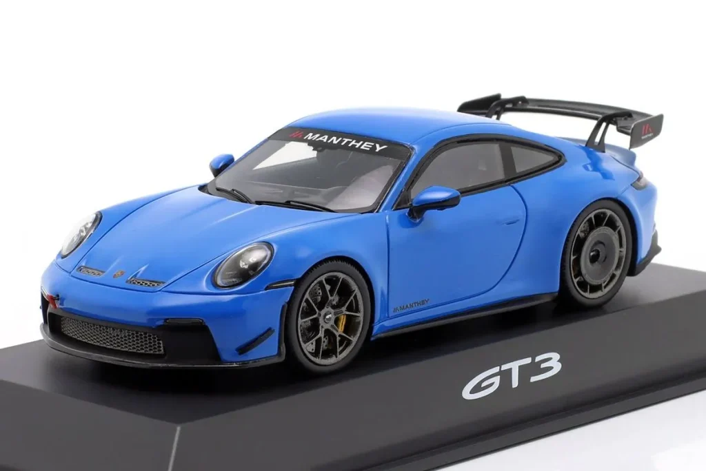 โมเดลรถ 1:43 Porsche 911 (992) GT3 พร้อม Manthey-Kit ปี 2024 สีฟ้าชาร์ก Spark