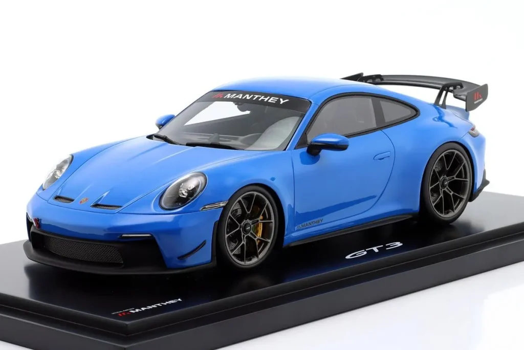 โมเดลรถ 1:18 Porsche 911 (992) GT3 พร้อม Manthey-Kit ปี 2024 สีฟ้าชาร์ก Spark