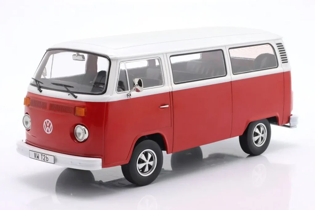 โมเดลรถ 1:18 Volkswagen VW T2b Bus พร้อม Fuchs ล้อ ปี 1972 สีแดง / ขาว KK-Scale