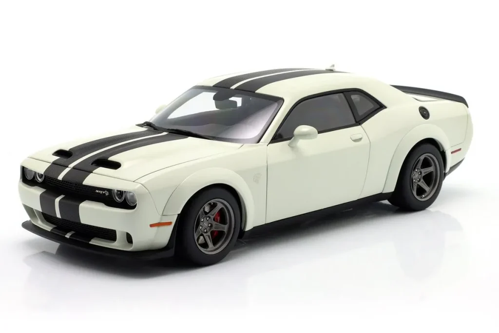 โมเดลรถ 1:18 Dodge Challenger SRT Super Stock ปี 2023 สีขาว / เทา (knuckle white) AUTOart