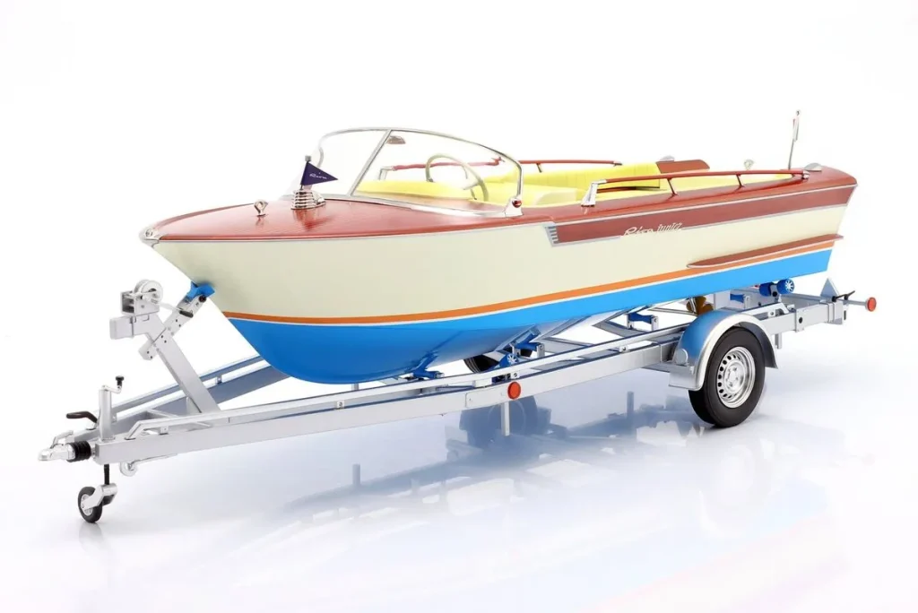 โมเดลรถ 1:18 Riva Junior / Motorboot พร้อม Anhänger ปี 1966 สีงาช้าง / น้ำเงิน / น้ำตาล / เหลือง Mitica