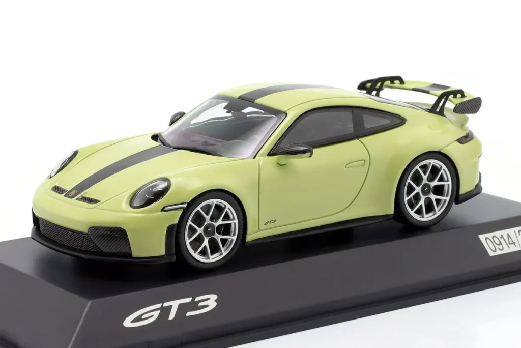 โมเดลรถ 1:43 Porsche 911 (992.2) ปี 2025 สีเหลืองเมทัลลิก Spark