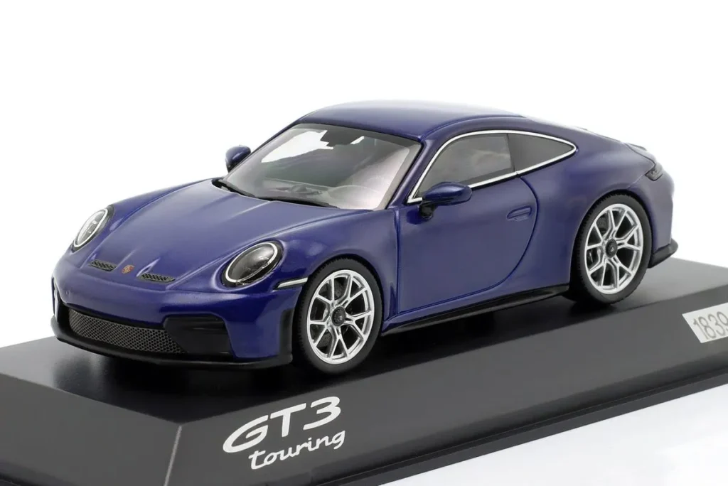 โมเดลรถ 1:43 Porsche 911 (992.2) GT3 พร้อม Touring-Paket ปี 2025 สีน้ำเงินเมทัลลิก Spark