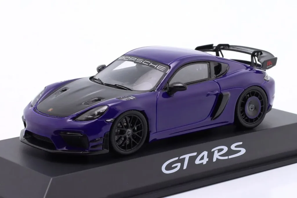 โมเดลรถ 1:43 Porsche 718 Cayman GT4 RS (982) Manthey Kit ปี 2024 สีม่วง Spark