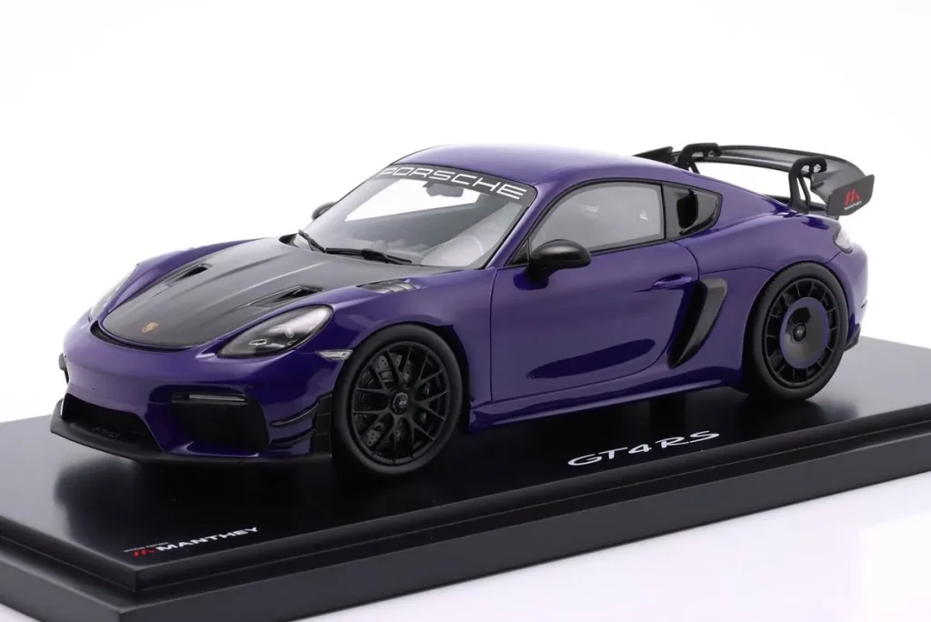 โมเดลรถ 1:18 Porsche 718 Cayman GT4 RS (982) Manthey Kit ปี 2024 สีม่วง Spark