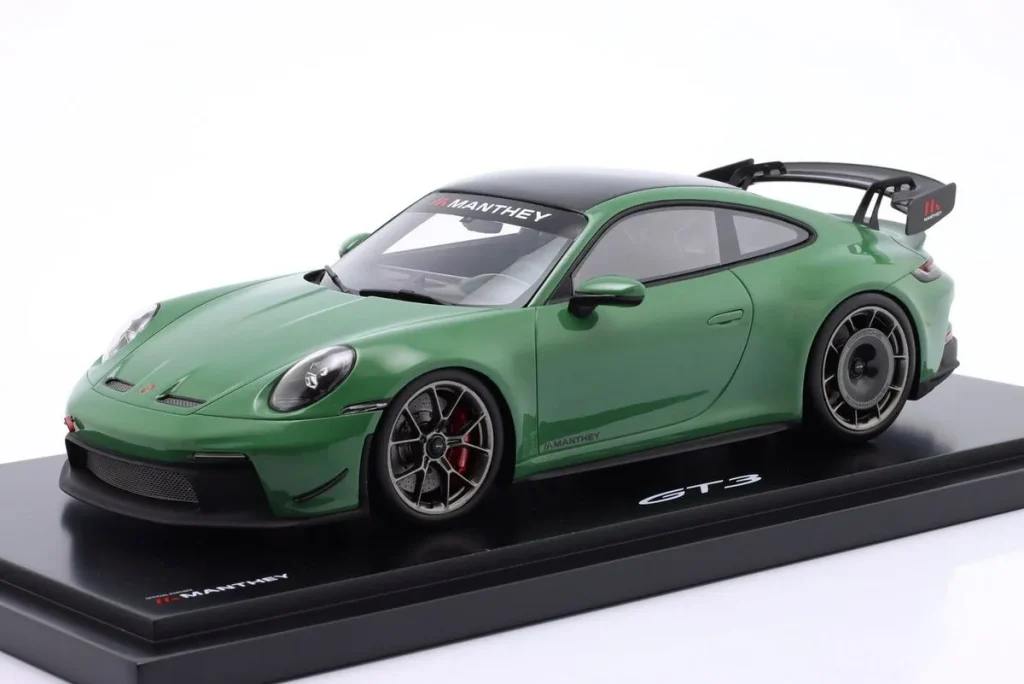 โมเดลรถ 1:43 Porsche 911 GT3 (992) Manthey Kit ปี 2024 สีเขียว Spark
