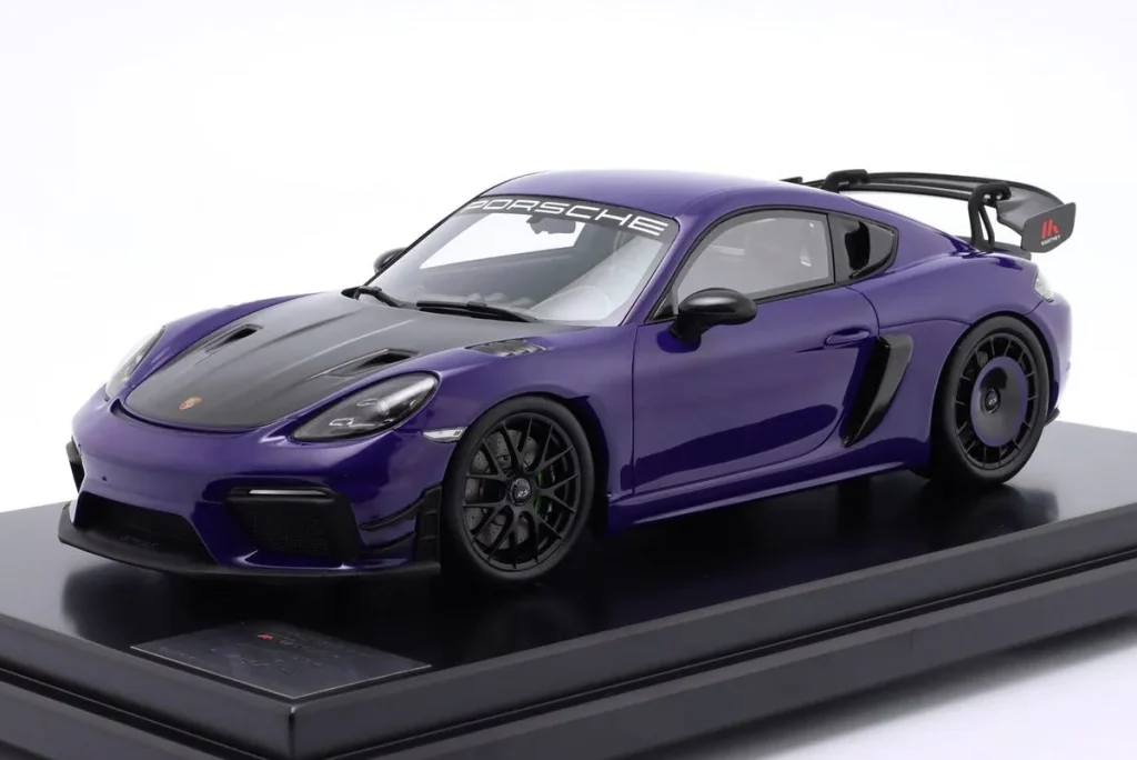 โมเดลรถ 1:12 Porsche 718 Cayman GT4 RS (982) Manthey Kit ปี 2024 สีม่วง Spark