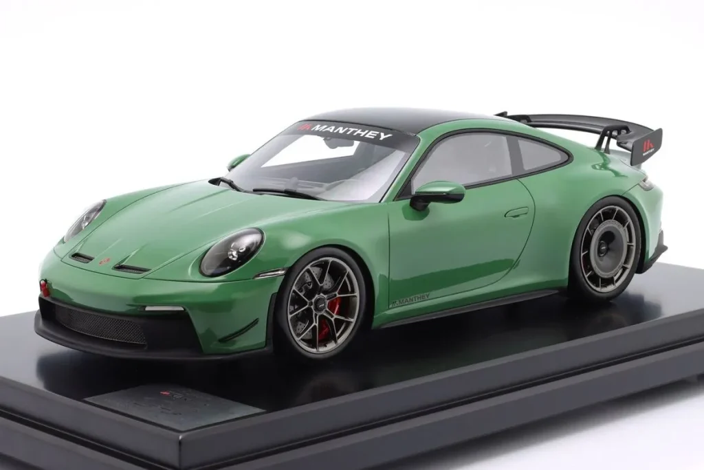 โมเดลรถ 1:12 Porsche 911 GT3 (992) Manthey Kit ปี 2024 สีเขียว Spark