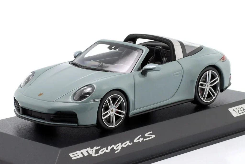 โมเดลรถ 1:43 Porsche 911 (992.2) Targa 4S ปี 2024 สีเขียวเมทัลลิก Spark