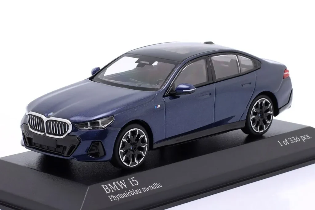 โมเดลรถ 1:43 BMW I5 ปี 2024 สีน้ำเงินเมทัลลิก Minichamps
