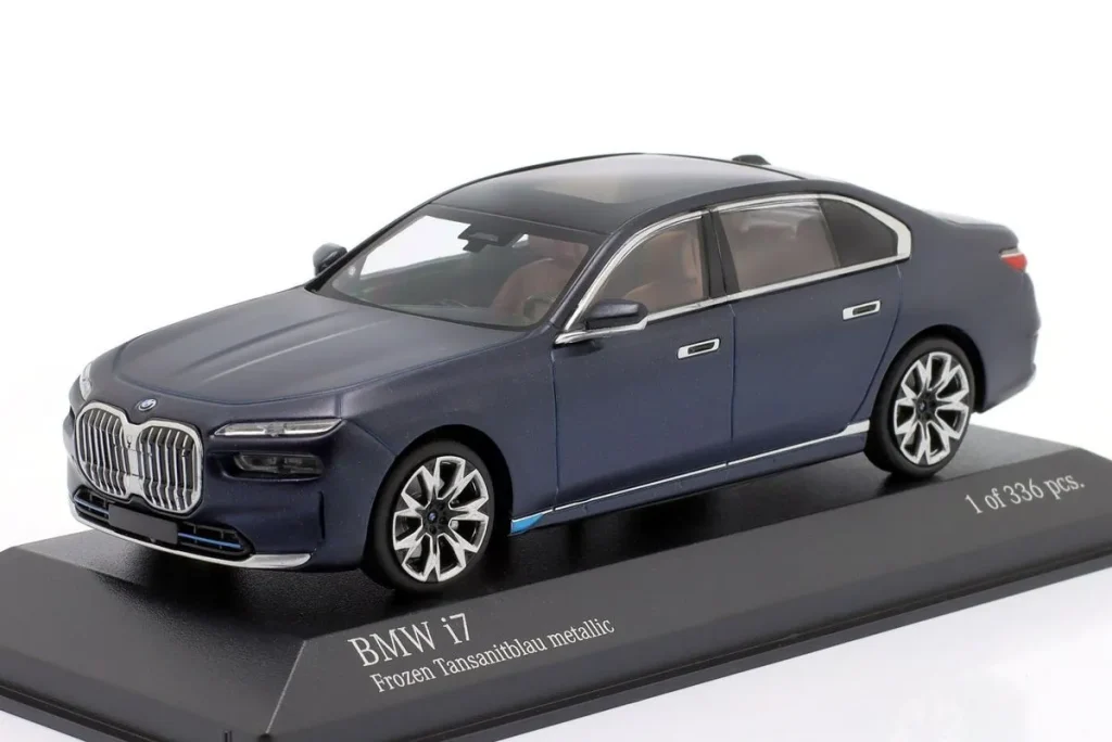 โมเดลรถ 1:43 BMW I7 (G70) ปี 2023 สีน้ำเงินด้านเมทัลลิก Minichamps
