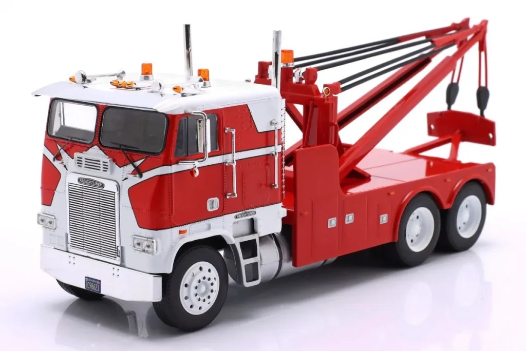 โมเดลรถ 1:43 Freightliner FLA Abschleppwagen ปี 1987 สีแดง / ขาว Ixo