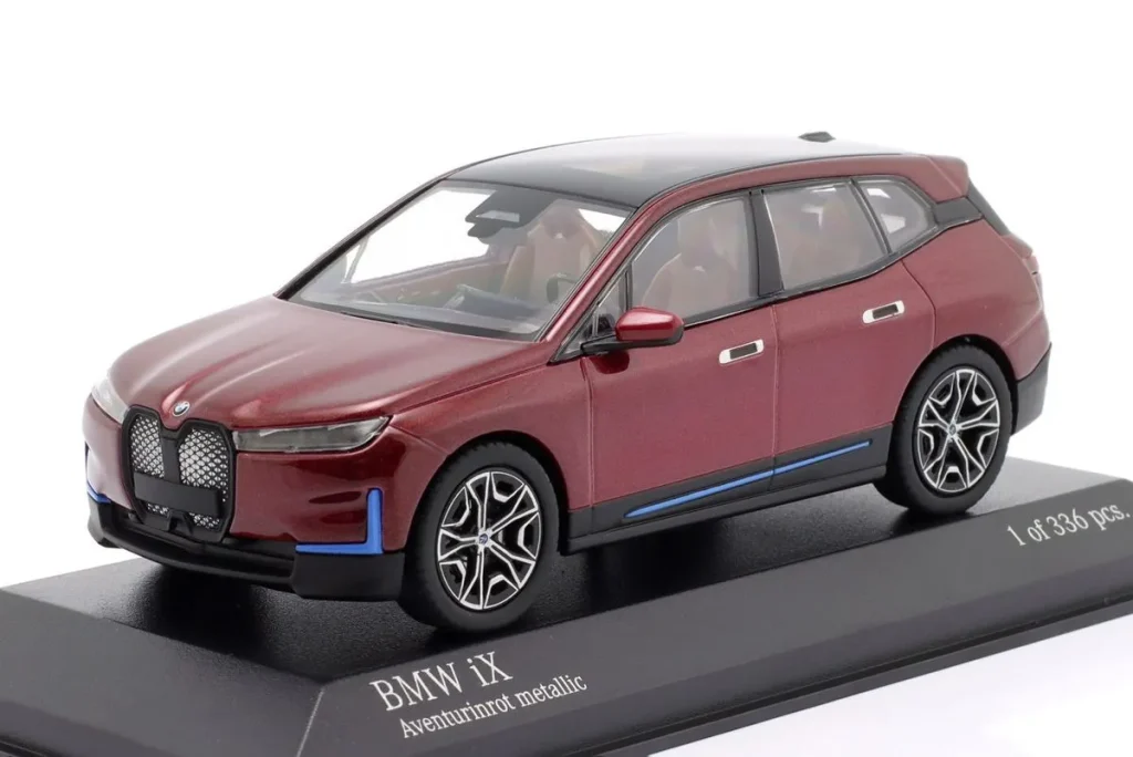 โมเดลรถ 1:43 BMW iX (I20) ปี 2022 สีแดงเมทัลลิก Minichamps