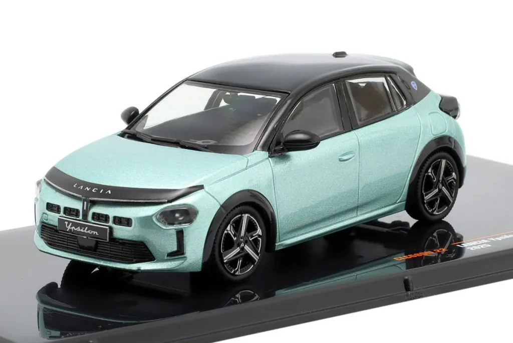 โมเดลรถ 1:43 Lancia Ypsilon ปี 2025 สีเขียวอ่อนเมทัลลิก / ดำ Ixo