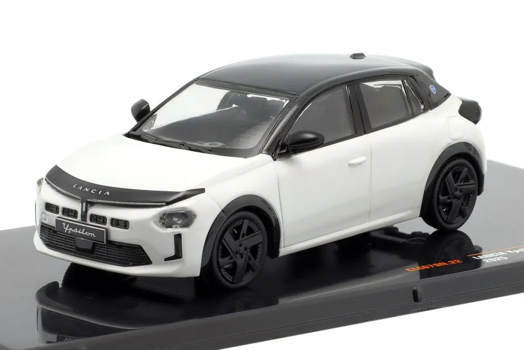 โมเดลรถ 1:43 Lancia Ypsilon ปี 2025 สีขาว / ดำ Ixo