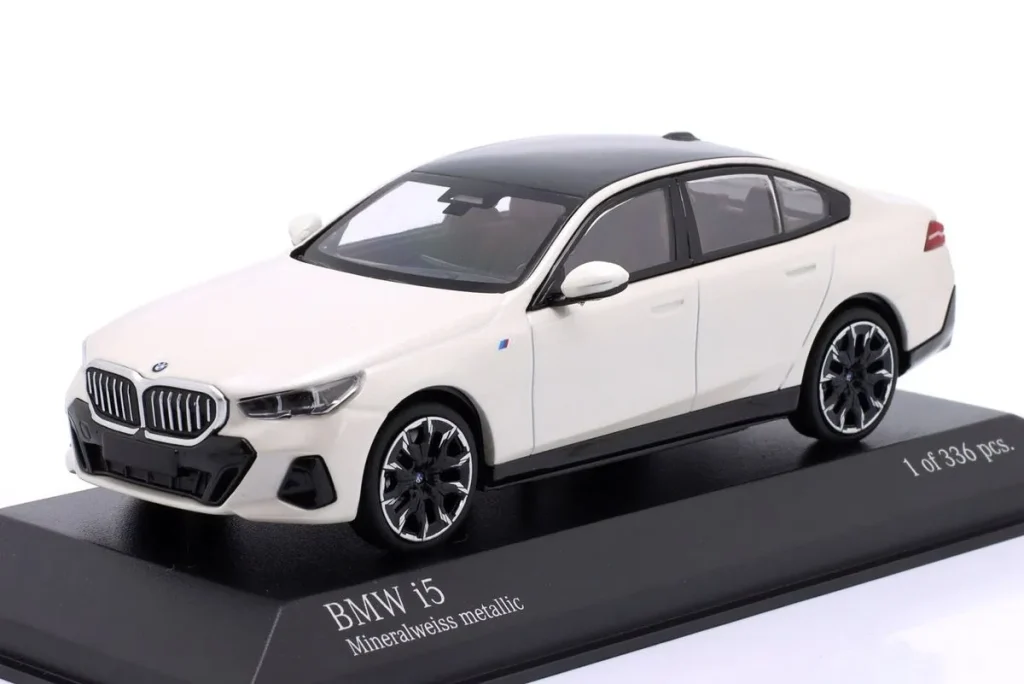 โมเดลรถ 1:43 BMW i5 ปี 2023 สีขาวเมทัลลิก Minichamps