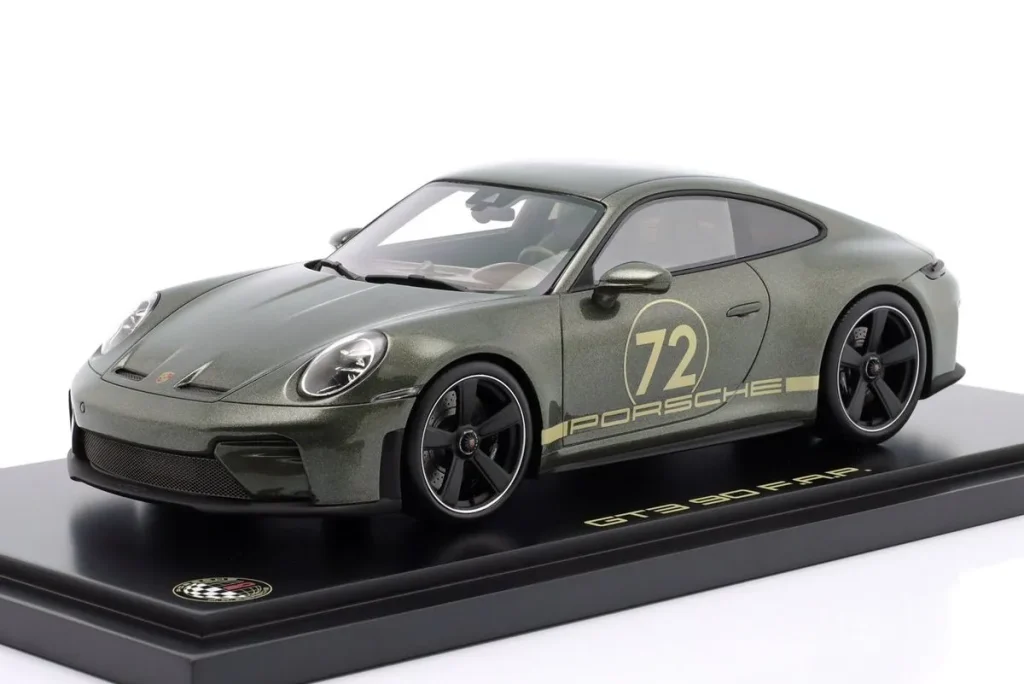 โมเดลรถ 1:18 Porsche 911 (992.2) GT3 Touring ปี 2025 สีเขียว Spark