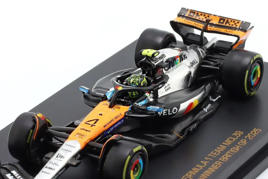 车型 1:64 McLaren MCL39 #4 Lando Norris 冠军 Großbritannien GP (Silverstone) / 一级方程式世界冠军年 2025 Minichamps