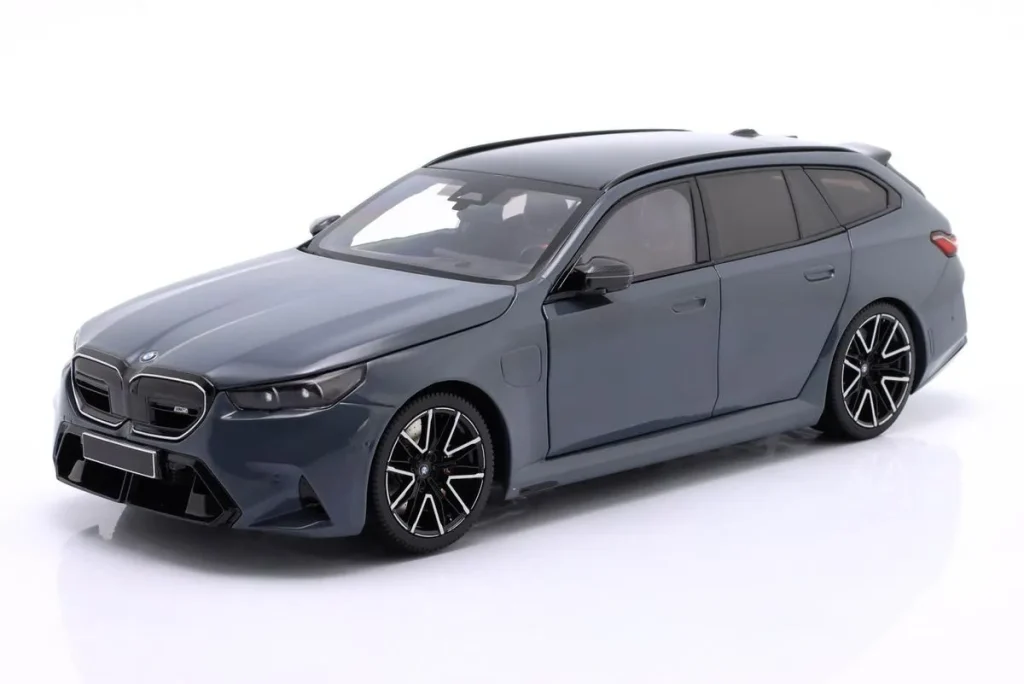 โมเดลรถ 1:18 BMW M5 Touring (G99) ปี 2024 สีเทาเมทัลลิก Minichamps