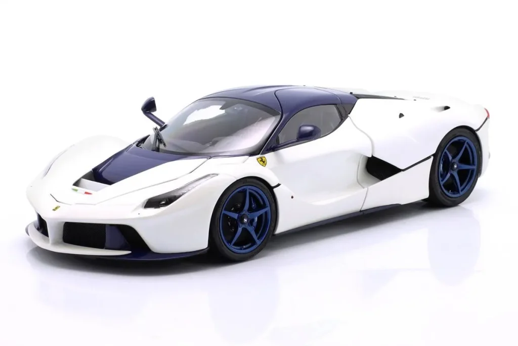 โมเดลรถ 1:18 Ferrari LaFerrari ปี 2012 สีขาว / น้ำเงิน (birdcage ขาว / คาร์บอน fiber blue) BBR Models