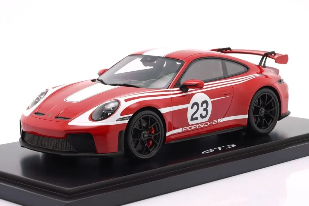 车型 1:18 Porsche 911 (992.2) GT3 #23 Salzburg-Design 红色 / 白色 Spark