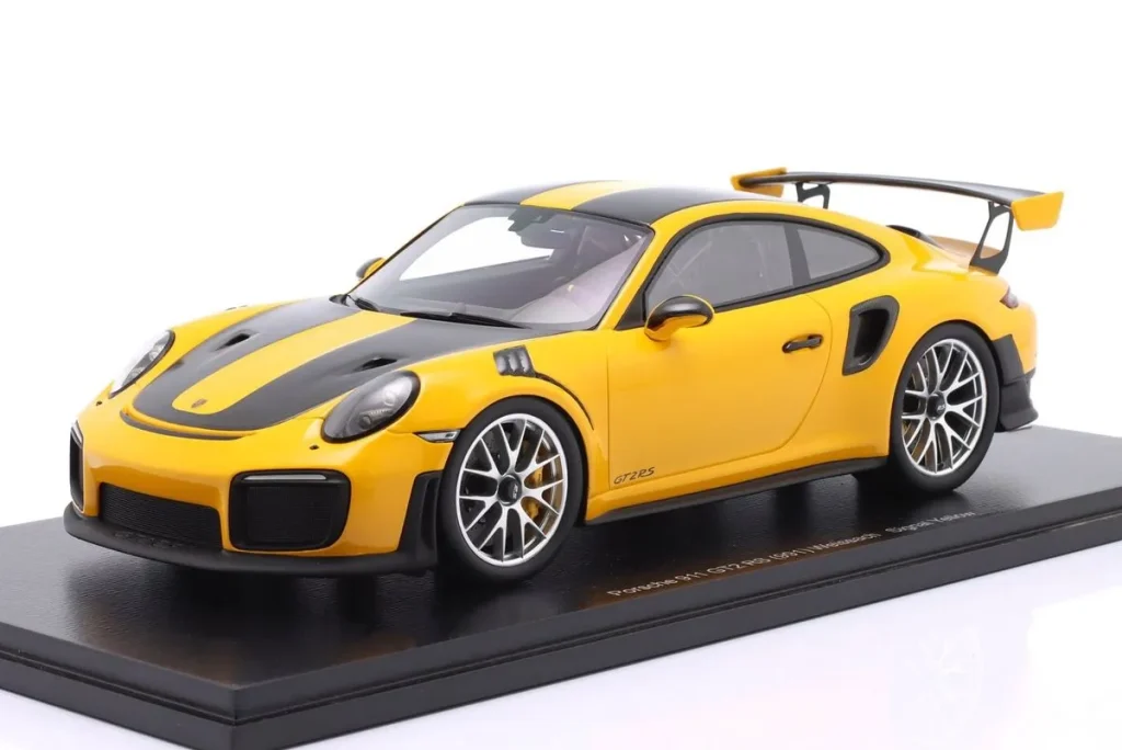 โมเดลรถ 1:18 Porsche 911 (991) GT2 RS พร้อม Weissach-Paket สีเหลืองสัญญาณ