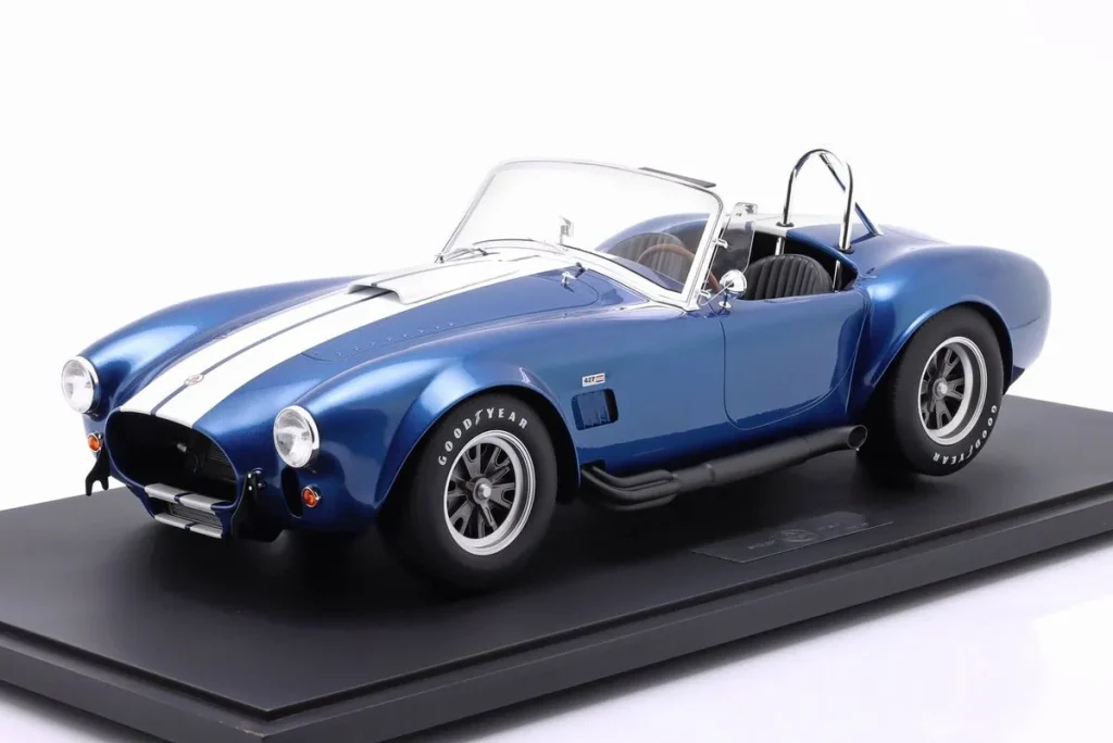โมเดลรถ 1:8 Shelby Cobra 427 S/C Roadster ปี 1967 สีน้ำเงินเมทัลลิก / ขาว GT-SPIRIT