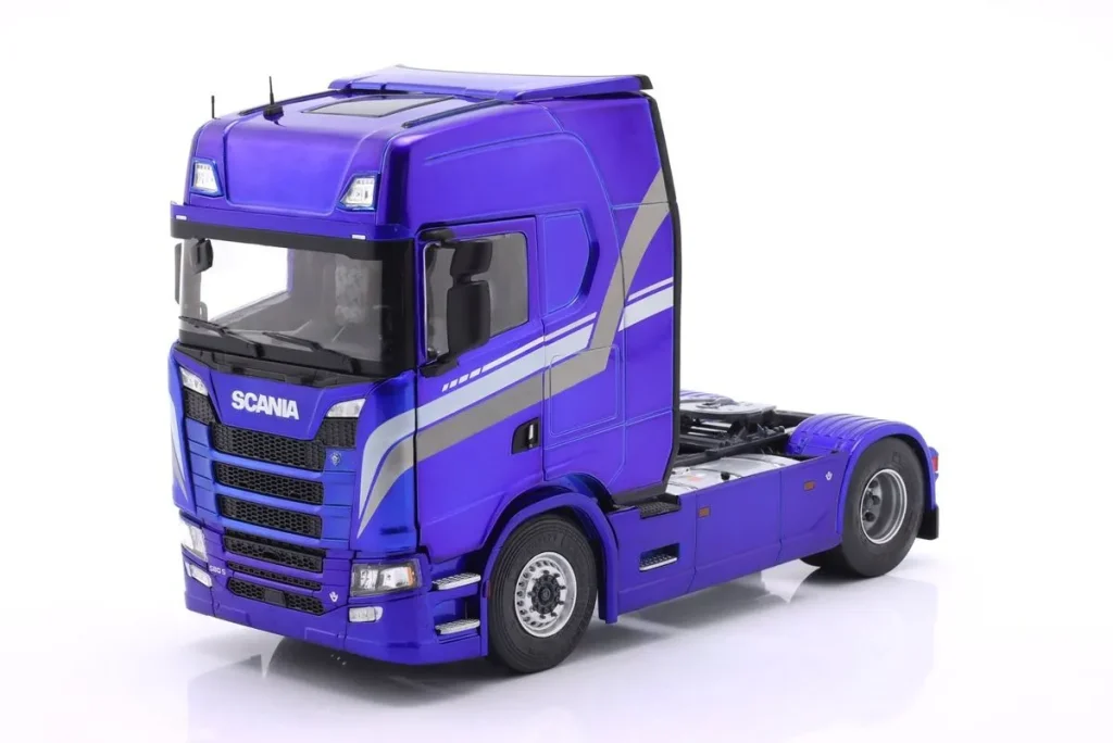 โมเดลรถ 1:24 Scania 580S Highline Sattelzugmaschine ปี 2023 สีน้ำเงินเมทัลลิก / dekor Solido