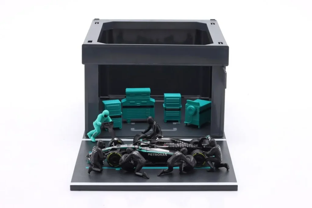 ไดโอรามา 1:24 Mercedes-AMG F1 W16 E Performance #63 George Russell ฟอร์มูล่าวัน ปี 2025 Bburago