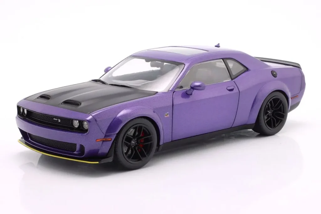 车型 1:18 Dodge Challenger SRT Hellcat Widebody 年 2023 紫色 (plum crazy) Solido