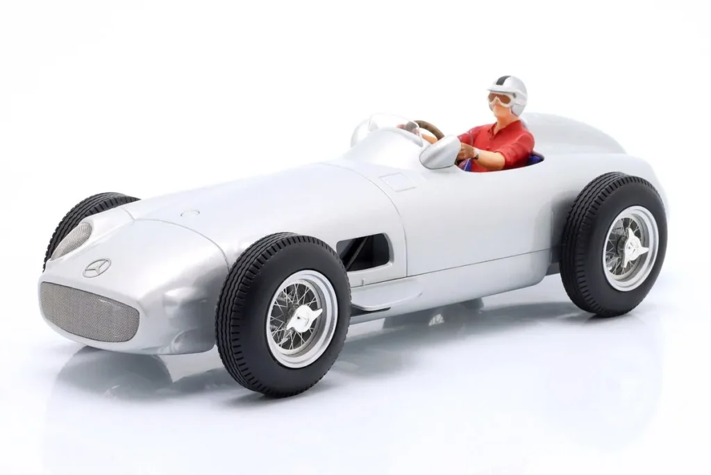 Model 1:18 Sitzende Rennfahrerfigur with red Hemd figurenmanufaktur