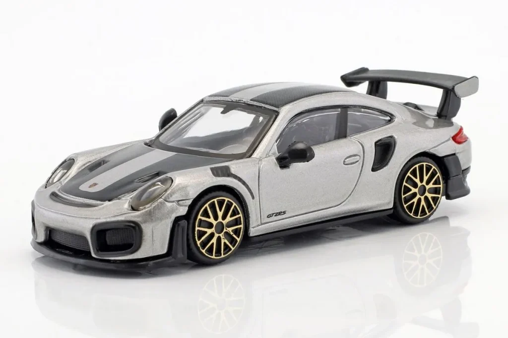 Model 1:43 Porsche 911 (991 II) GT2 RS Street Fire silver Bburago