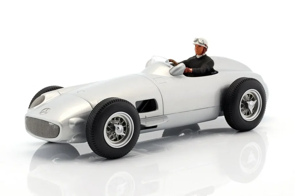 手办 1:18 Sitzende Rennfahrer- 含黑色 Pullover figurenmanufaktur