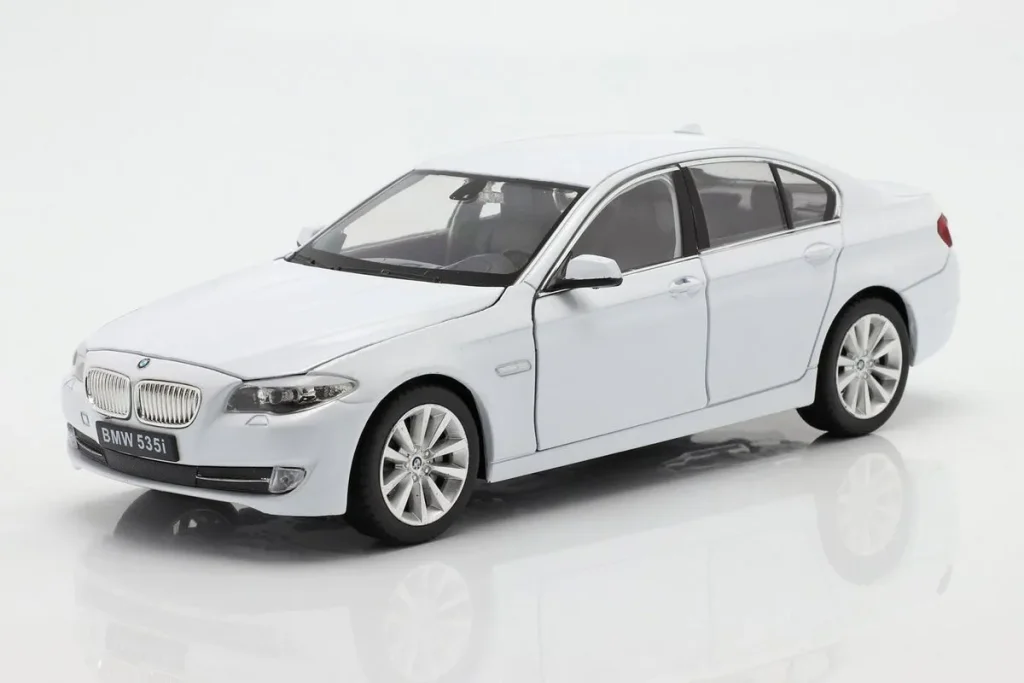 Model 1:24 BMW 535i year 2010 white Welly