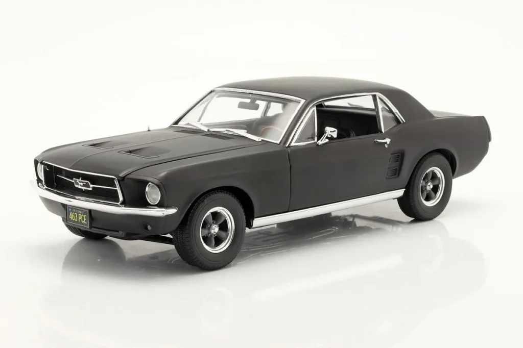 车型 1:18 Ford Mustang Coupé Film “Creed” (2015) 年 1967 哑光黑 Greenlight