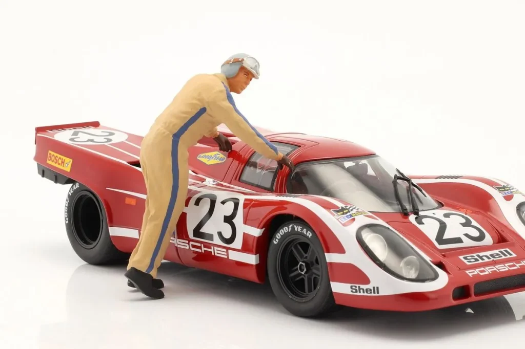 figure 1:18 Rennfahrer Hans Herrmann stützt sich ab Hans Herrmann figurenmanufaktur