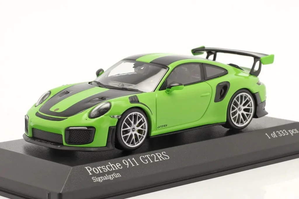 โมเดลรถ 1:43 Porsche 911 (991 II) GT2 RS Weissach Paket ชุดสะสม Faszination Sportwagen ปี 2018 สีเขียว / เงิน Magnesiumfelgen Minichamps